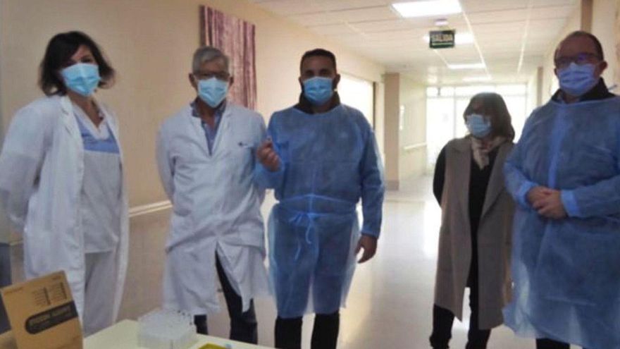 El alcalde de La Nucía y diputado provincial, Bernabé Cano, en el centro, posa para la foto el día que fue vacunado.