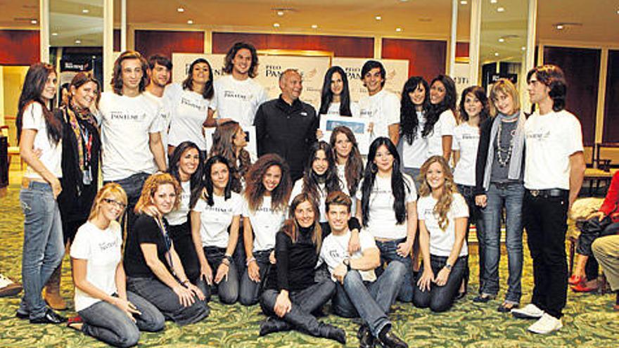 Los finalistas, melena al viento, con algunos de los miembros del jurado.