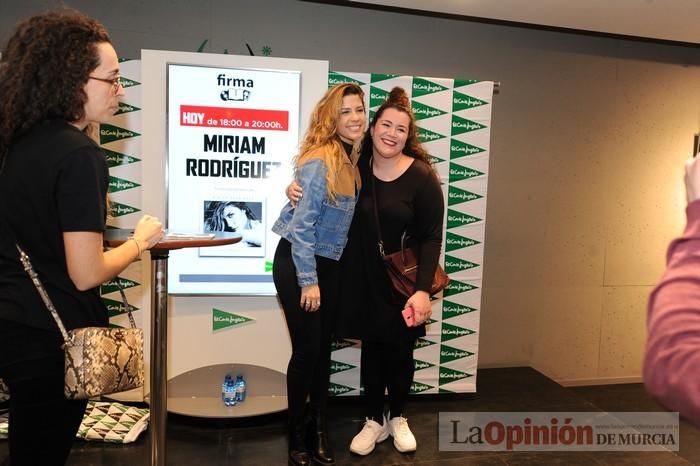 Miriam Rodríguez firma discos en El Corte Inglés