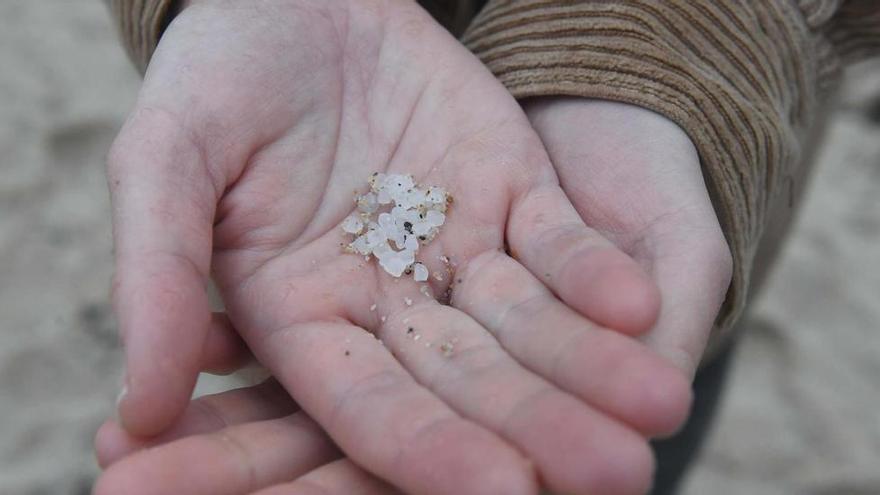 Los pellets en A Coruña, una marea para un mal habitual: &quot;Nuestras playas ya están llenas de plásticos&quot;