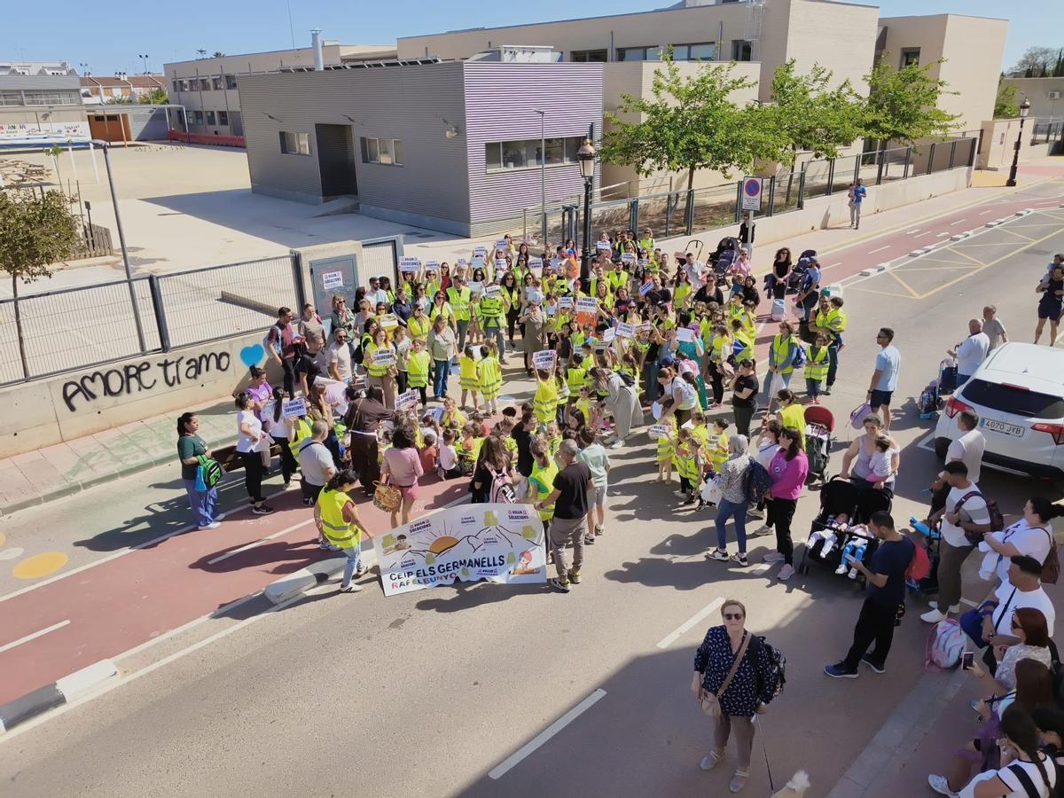 Protesta de la comunidad educativa del CEIP Els Germanells.
