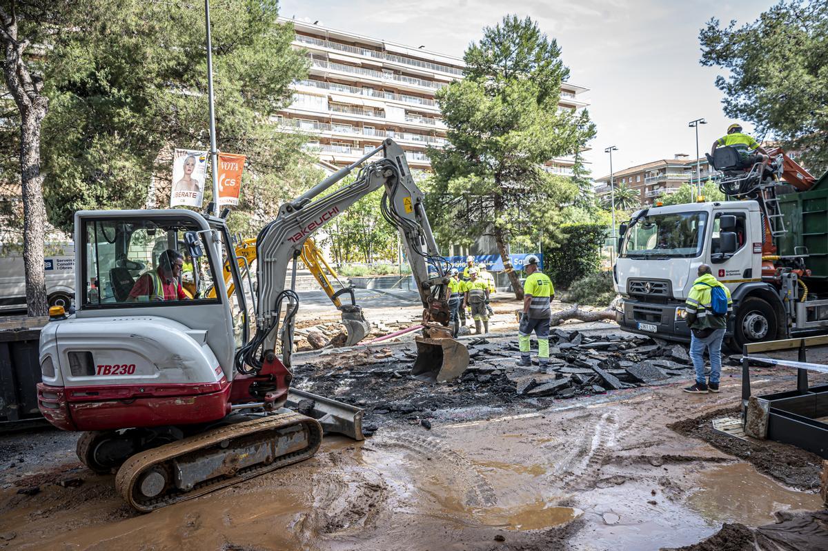 Escape de agua de grandes dimensiones en la avenida Pedralbes con el paseo Manuel Girona de Barcelona