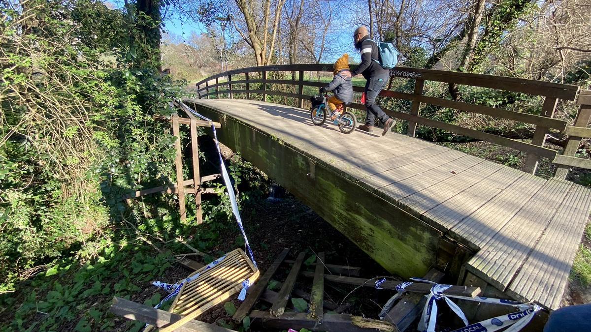 Entre los más graves desperfectos del parque, la barandilla del puente./ FdV