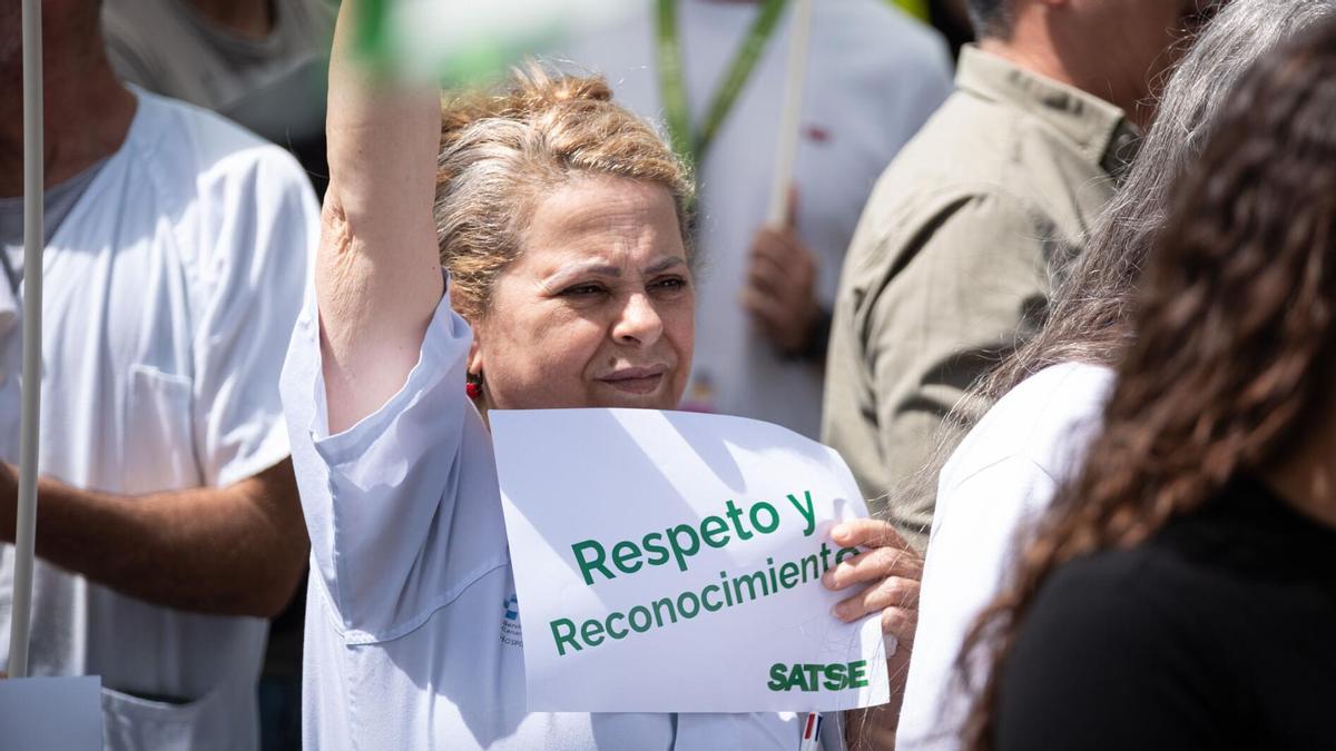 Una enfermera canaria, en una concentración para pedir el reconocimiento profesional