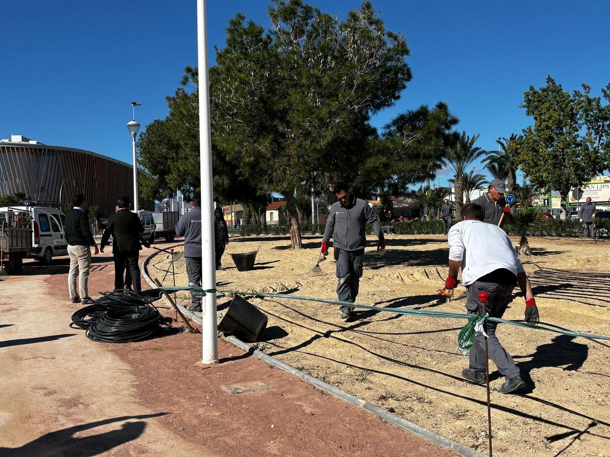 Los trabajos de jardinería en el parque Víctimas del Covid en Elche se prolongarán un mes y medio
