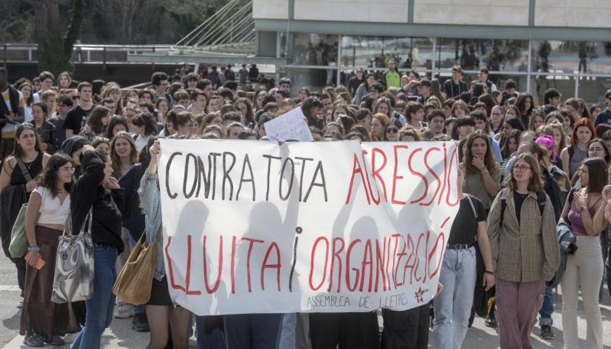 «Agressors, fora de la universitat»: un centenar d’alumnes acusa la UAB d’encobrir l’assetjament sexual