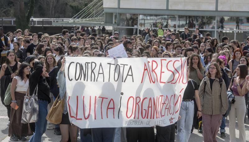 Cerdanyola del Vallès. 21.03.2023. Sociedad. Estudiantes de la facultad de Letras de la UAB se manifiestan en denuncia por los casos de agresión sexual de profesores en los últimos días. Fotografía de Jordi Cotrina