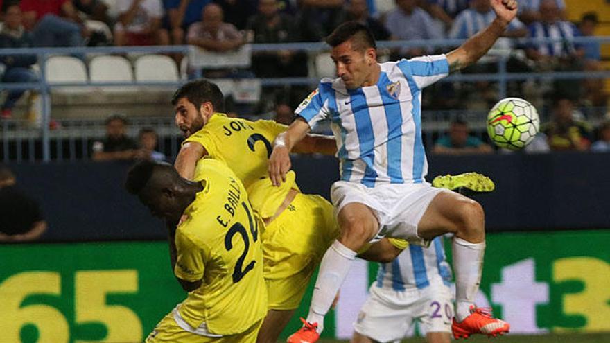 El delantero brasileño Charles malogra una ocasión de gol durante el partido del pasado miércoles en La Rosaleda ante el Villarreal.