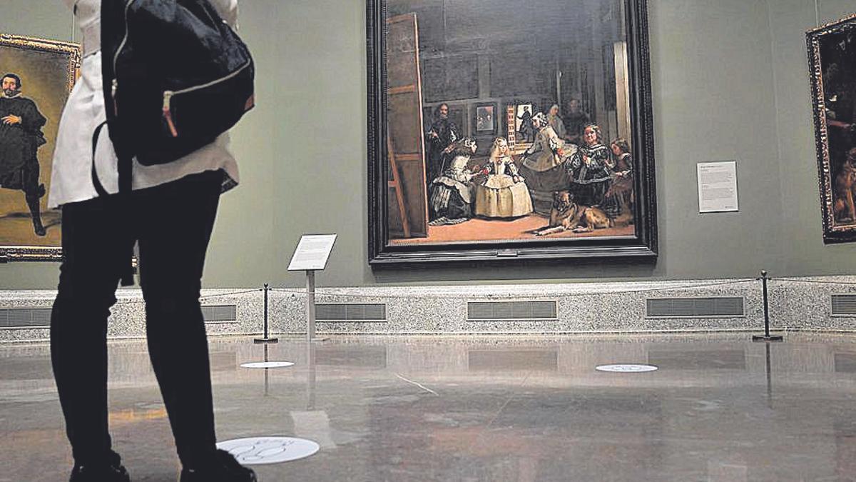 Una mujer observa 'Las Meninas' en el Museo del Prado.