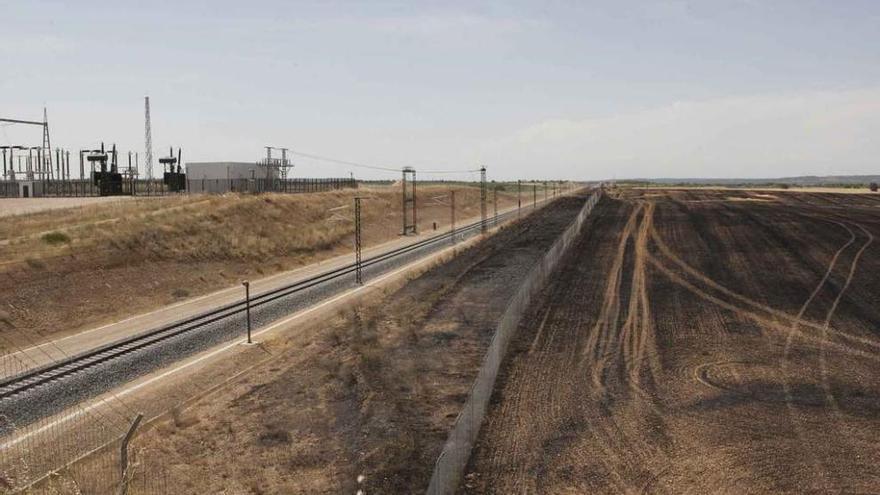 En la imagen, superficie arrasada por el incendio, en las proximidades de la vía y de la subestación.