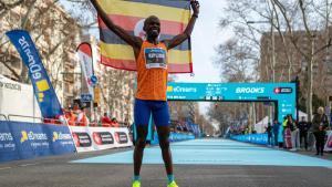 Jacob Kiplimo, con la bandera de Uganda, tras batir el récord del mundo en la Media Maratón de Barcelona.