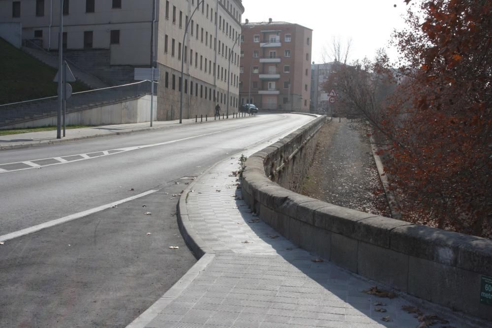 Eixamplar i arbrar la vorera de la carretera de Cardona, cantó riu