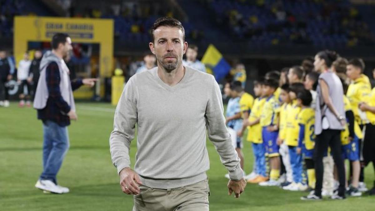 Luis García se encamina hacia al banquillo en los prolegómenos del duelo ante el Castellón.