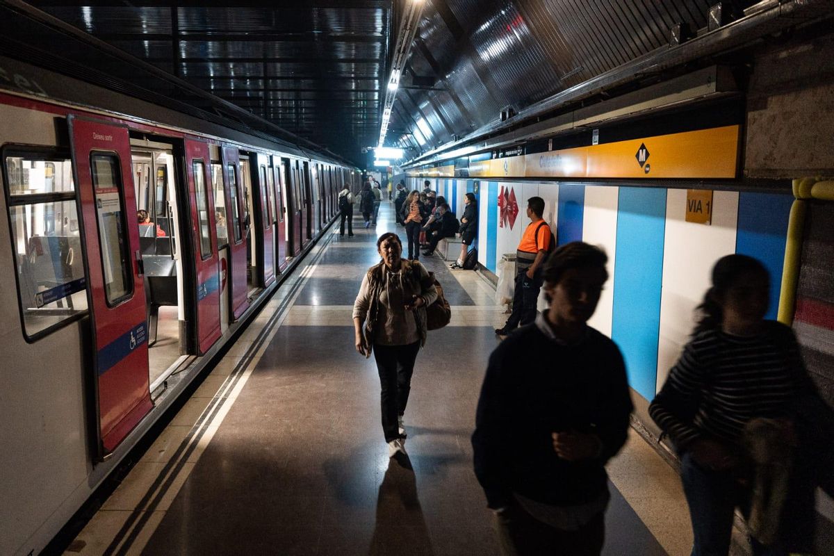 Usuarios del metro se ven afectados por el apagón