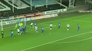 Gol de Jone Samuelsen, de l’Odd Greenland, des de 57 metres.