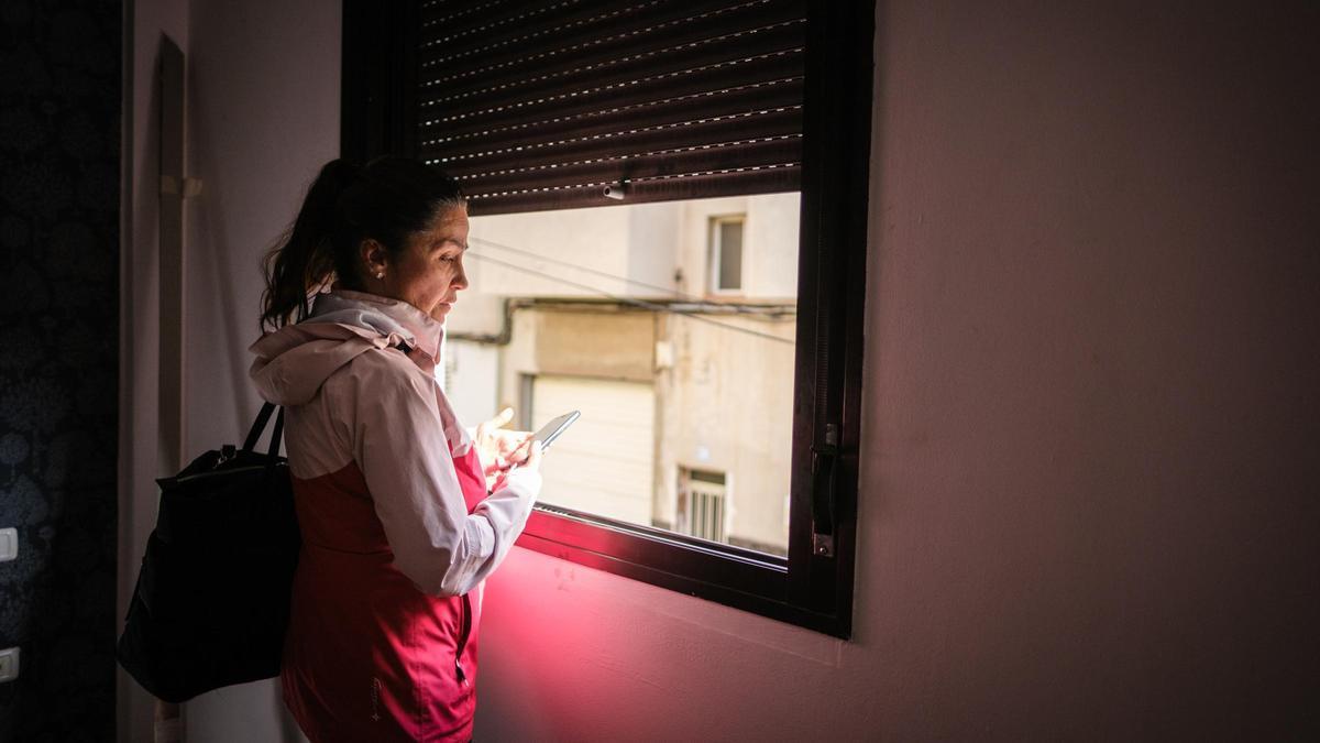 Beatriz Gutiérrez se asoma a la ventana de la que ha sido su casa durante casi nueve años.