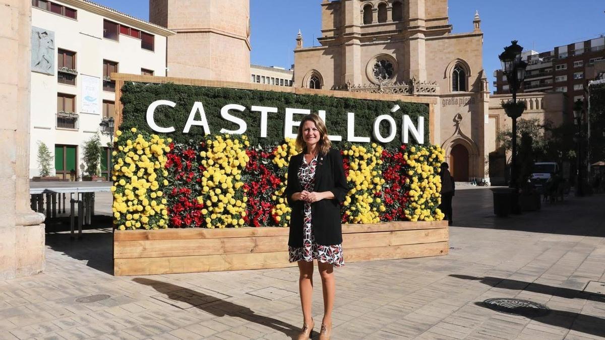 La alcaldesa Carrasco, ayer, junto al panel de flores por la parte de 'Castellón' en una imagen publicada en sus redes sociales.