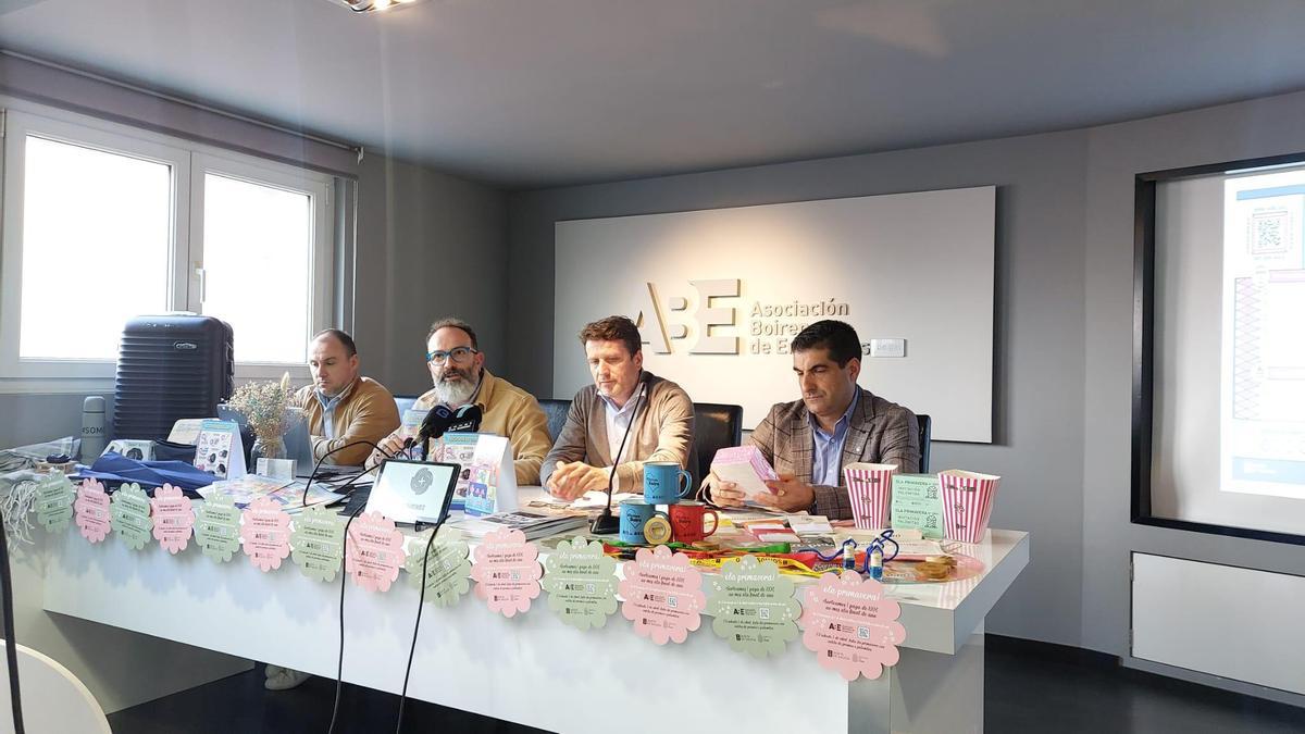 Pola esquerda, Tomás Estévez, Daniel García, José Ramón Romero e Gabriél Alén, na presentación do novo catálogo de agasallos da patrnal de Boiro.