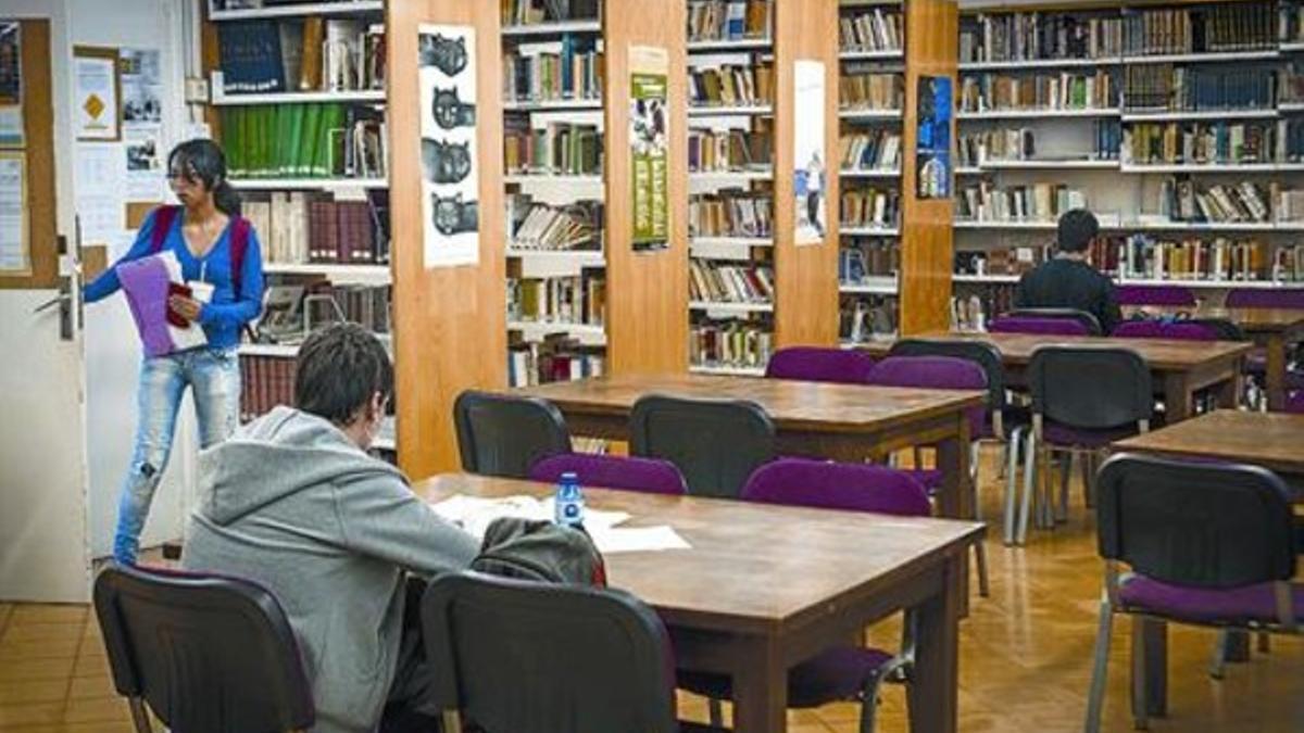 La biblioteca 8 El Institut Jaume Balmes destina parte de su planta baja a la consulta de libros.