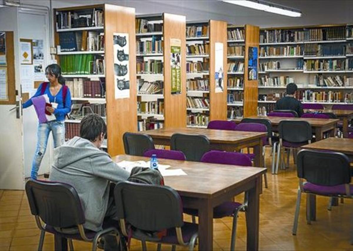 La biblioteca 8 L’Institut Jaume Balmes destina part de la seva planta baixa a la consulta de llibres.