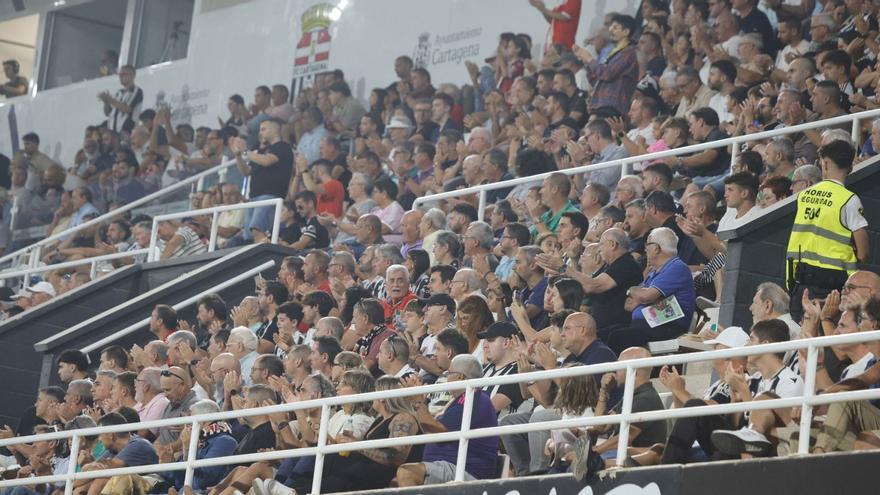 Aficionados del FC Cartagena durante un partido esta temporada en el estadio Cartagonova.  | IVÁN URQUÍZAR