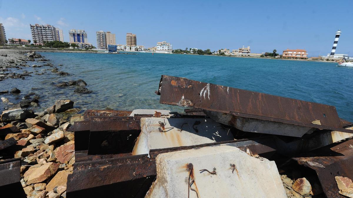 Vista de las estructuras de Puerto Mayor, en La Manga del Mar Menor, cuyo desmantelamiento comenzará tras el verano (Archivo)