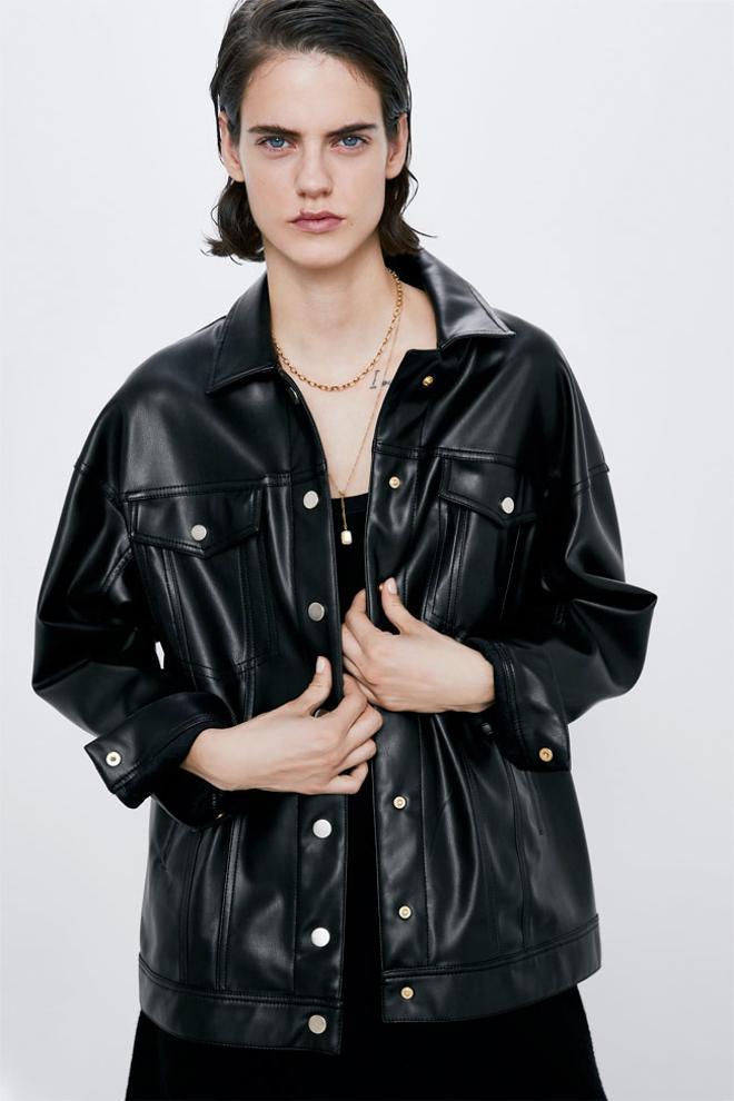 Cazadora oversize efecto piel, de Zara