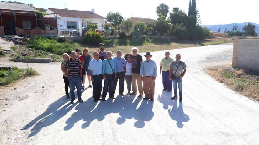 José Aguilar y un grupo de vecinos, en el verano de 2018 en el Camino del Mallorquín, para el que piden el reasfaltado.