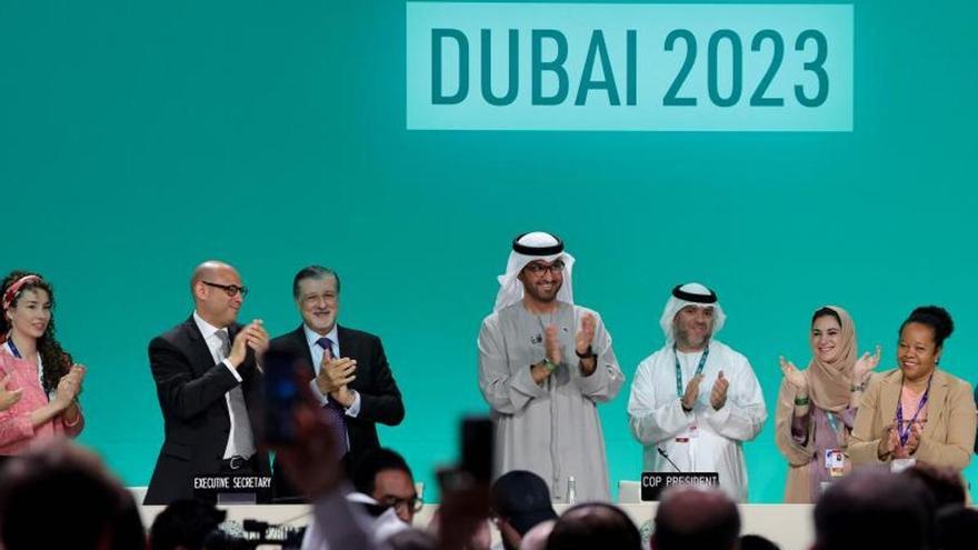 La cumbre de Dubái aprueba &#039;in extremis&#039; un acuerdo &quot;histórico&quot; para dejar atrás los combustibles fósiles