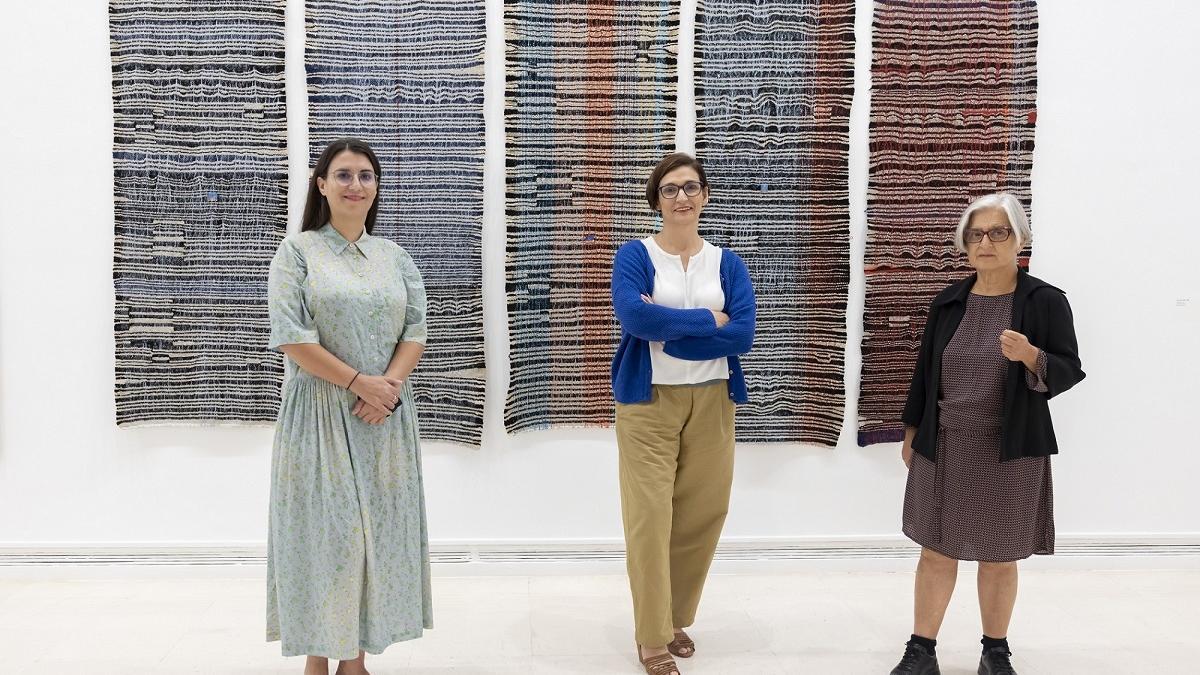 Laura Vallés, a la izquierda, junto a Nuria Enguita y la artista Teresa Lanceta.