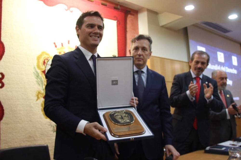 El líder nacional de Ciudadanos ha sido premiado por los abogados de Málaga con el 'World Peace and Liberty Award', un galardón que ha recibido de la mano del decano Francisco Javier Lara.