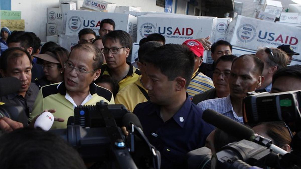 El presidente filipino, Benigno Aquino, rodeado de periodistas.