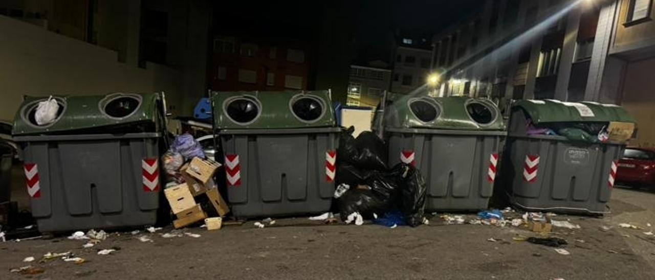 Cangas coloca carteles en los contenedores, avisando de multas, para acabar con la imagen de los residuos apilados en el exterior.