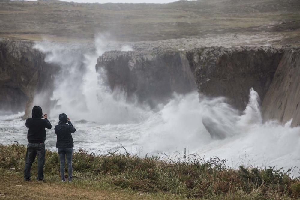 Temporal de lluvia y fuerte oleaje en Asturias