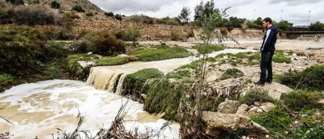 El río Vinalopó a su paso por Elda durante una de sus crecidas en episodios de lluvias torrenciales.