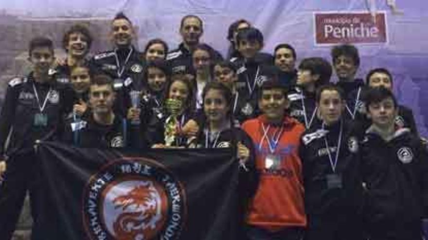 La expedición del CT Benavente-Quesos El Pastor posa con sus trofeos y medallas.