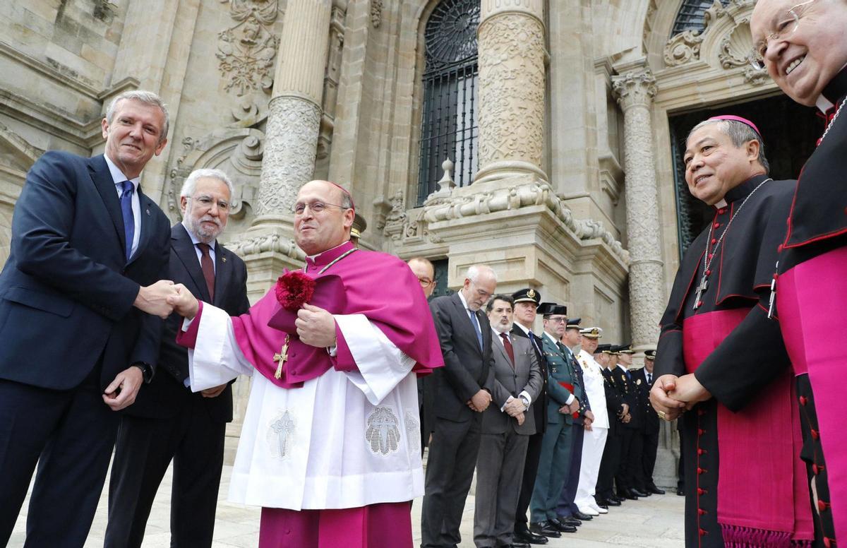 Antes de la toma de posesión, el nuevo arzobispo de Santiago saluda al presidente de la Xunta, Alfonso Rueda, junto a otras autoridades civiles y militares /