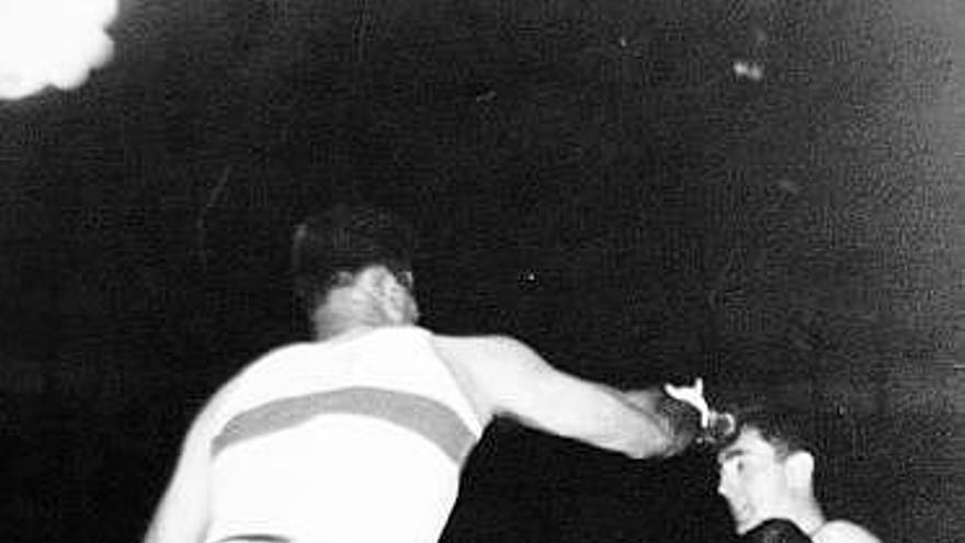 Izquierdo, a la derecha, durante el combate en el que se proclamó campeón nacional en 1962.