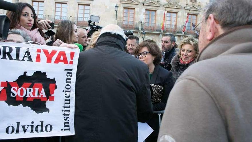 La vicepresidenta Soraya Saénz de Santamaría conversa con los integrantes de la plataforma Soria !Ya!