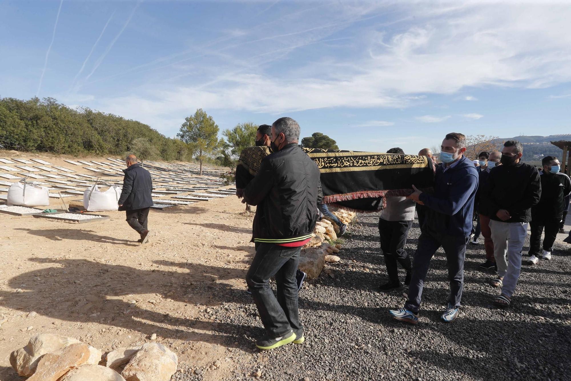 Entierro de Wafaa Sebbah en el cementerio Jardín Muslmán de València