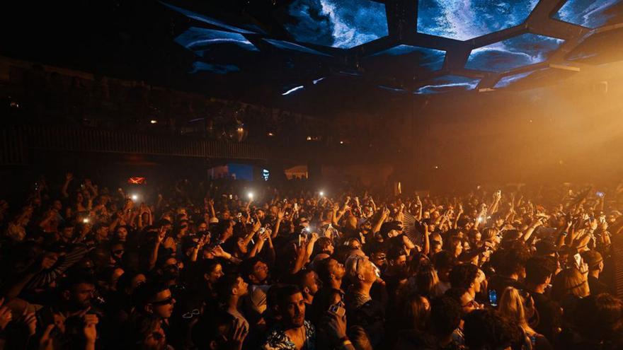 La pista de baile de Pacha Ibiza durante la última fiesta del verano. | RAÚL SÁNCHEZ