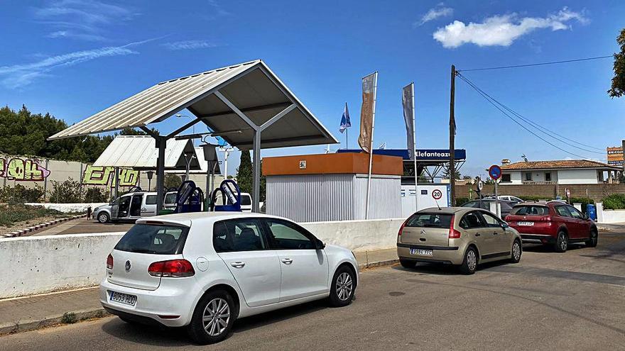 Colas de vehículos para limpiar el barro.