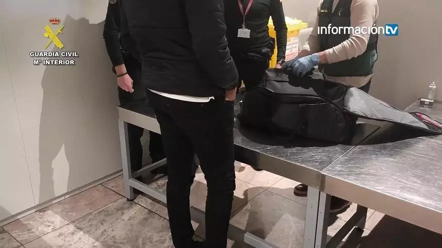 Interceptada una maleta con 3,5 kilos de cocaína en el aeropuerto de Alicante-Elche