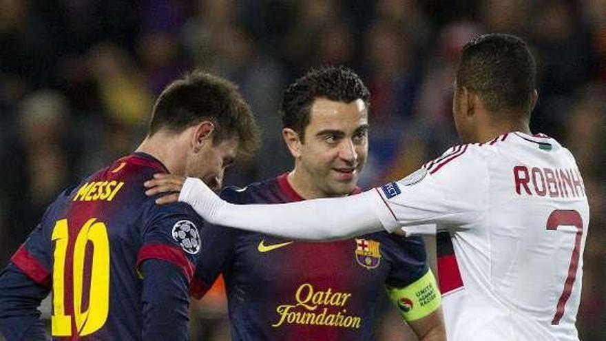 Robinho bromea con Messi y Xavi. // Efe