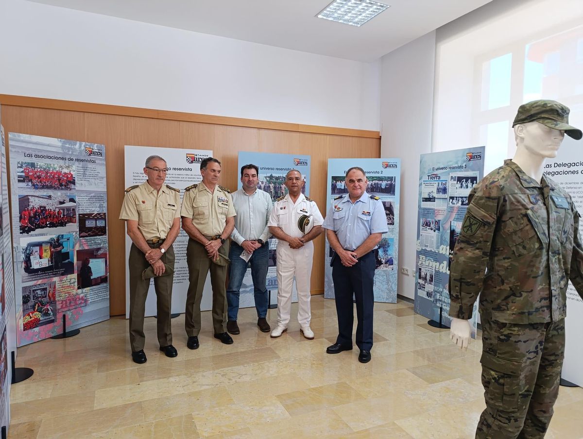 Por la izquierda, el sargento reservista Mesa, el coronel delegado de Defensa González, el alcalde Sergio Hidalgo, el capitán reservista Benigno Maújo y el sargento reservista Noval, en la presentación de la expsoción en Salas.