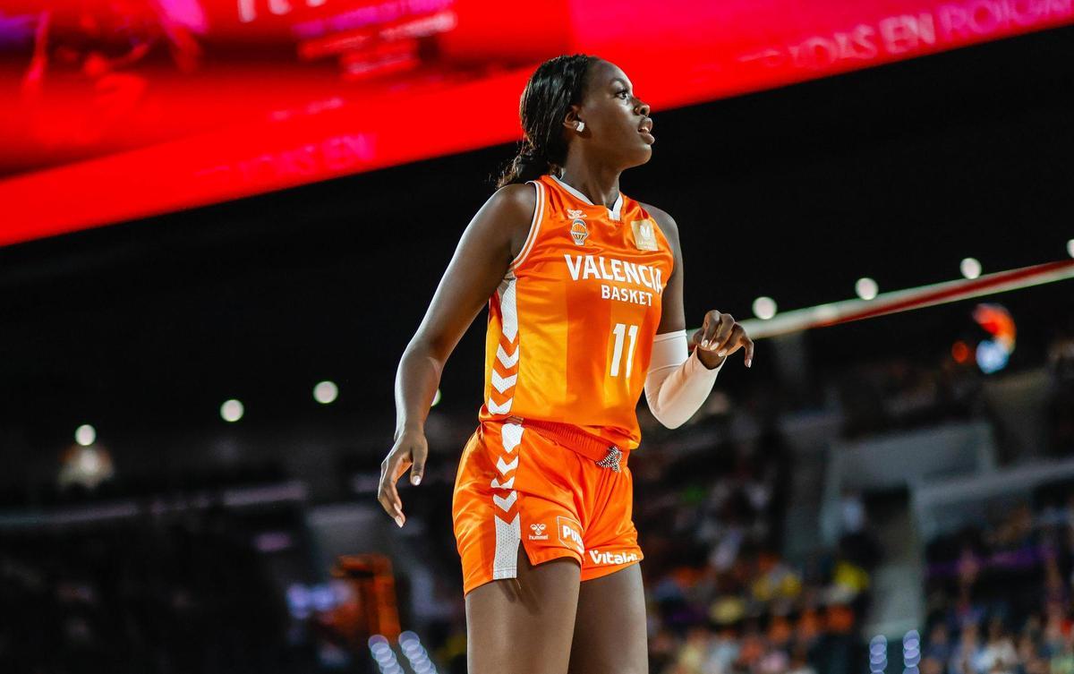 Así ha sido el regreso al Roig Arena de Awa Fam tras triunfar en el draft de la WNBA