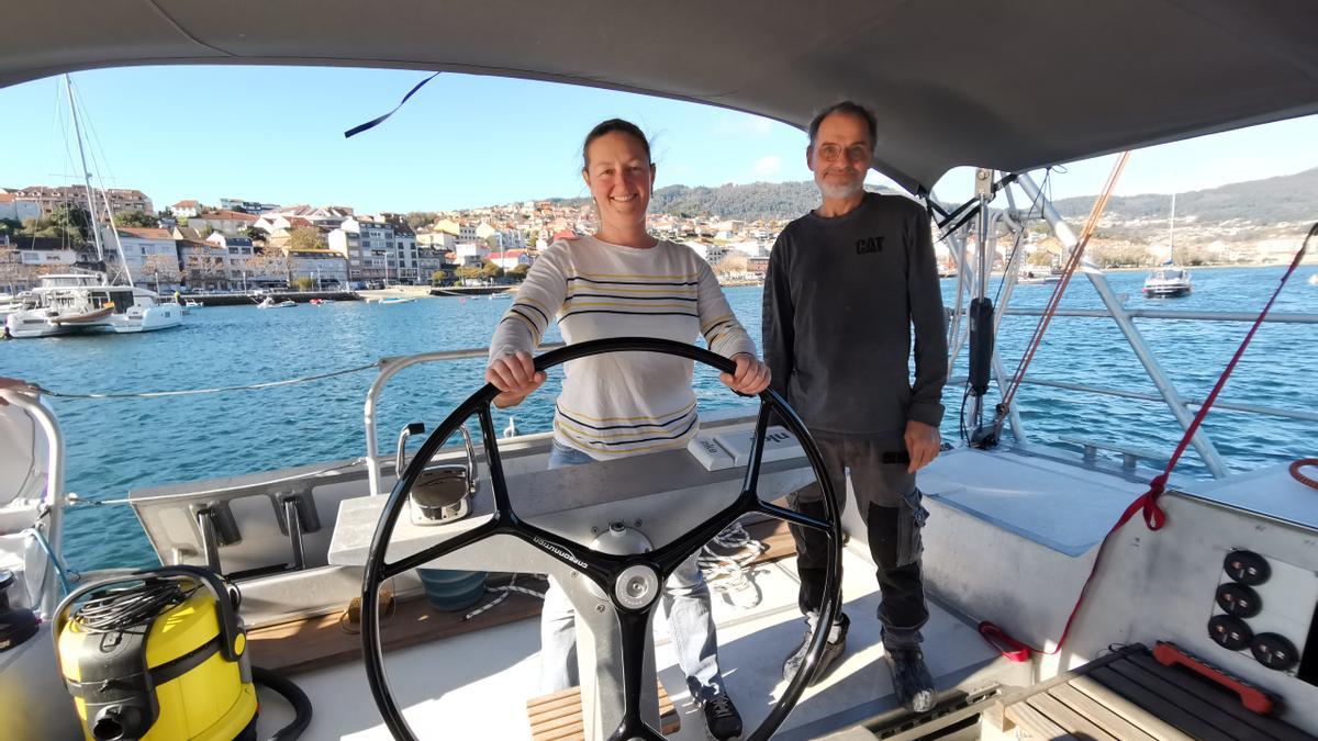 Amélie Roy y Karel Skala en el timón del velero &quot;Qif&quot; en el puerto deportivo de Moaña.