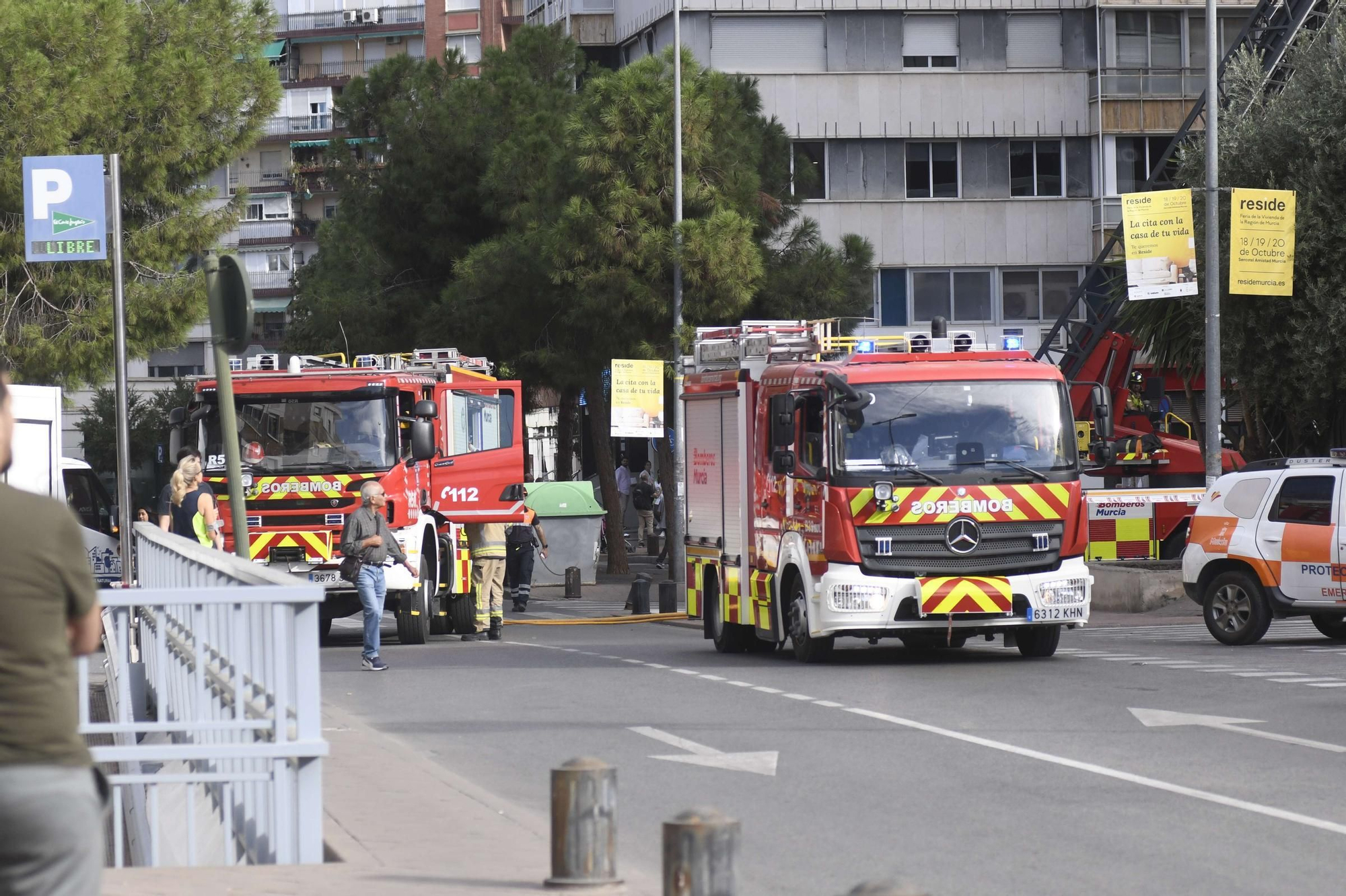 El incendio de un edificio en la Plaza Condestable, en imágenes