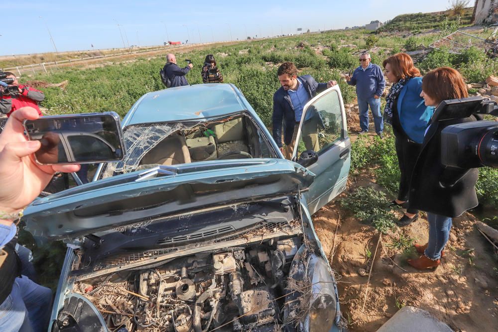 El presidente del PP, Pablo Casado, visita la zona de Almoradí en la que se rompió la mota del Segura