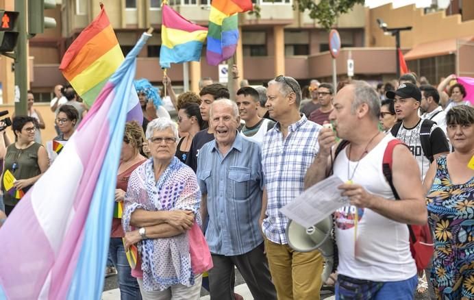 LAS PALMAS DE GRAN CANARIA A 24/06/2017. Este 2017 el lema del orgullo está vinculado a la demanda de la Ley de Igualdad LGTBI que combata los flecos pendientes para la igualdad legal y real. La manifestación discurrió por la avenida de Mesa y López hasta Santa Catalina. FOTO: J.PÉREZ CURBELO